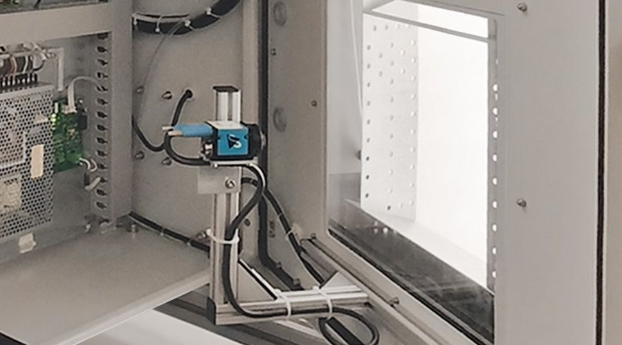Innenraum des FischToximeter II mit Kamera und Aquarium